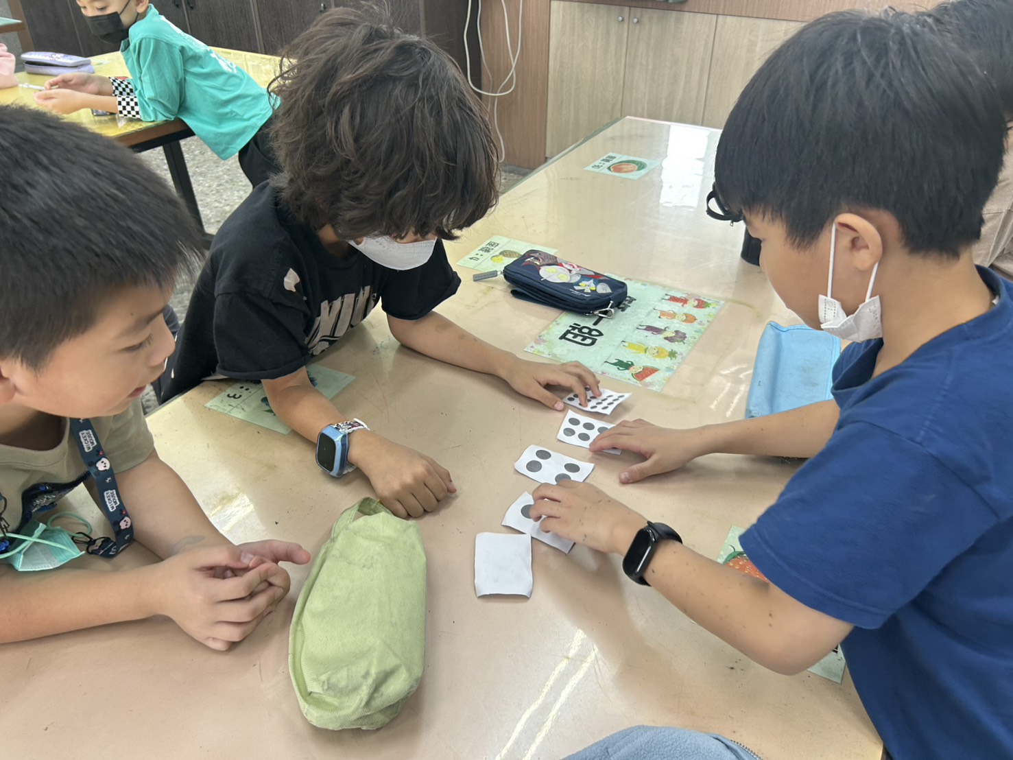 學生進行資訊課程桌遊活動