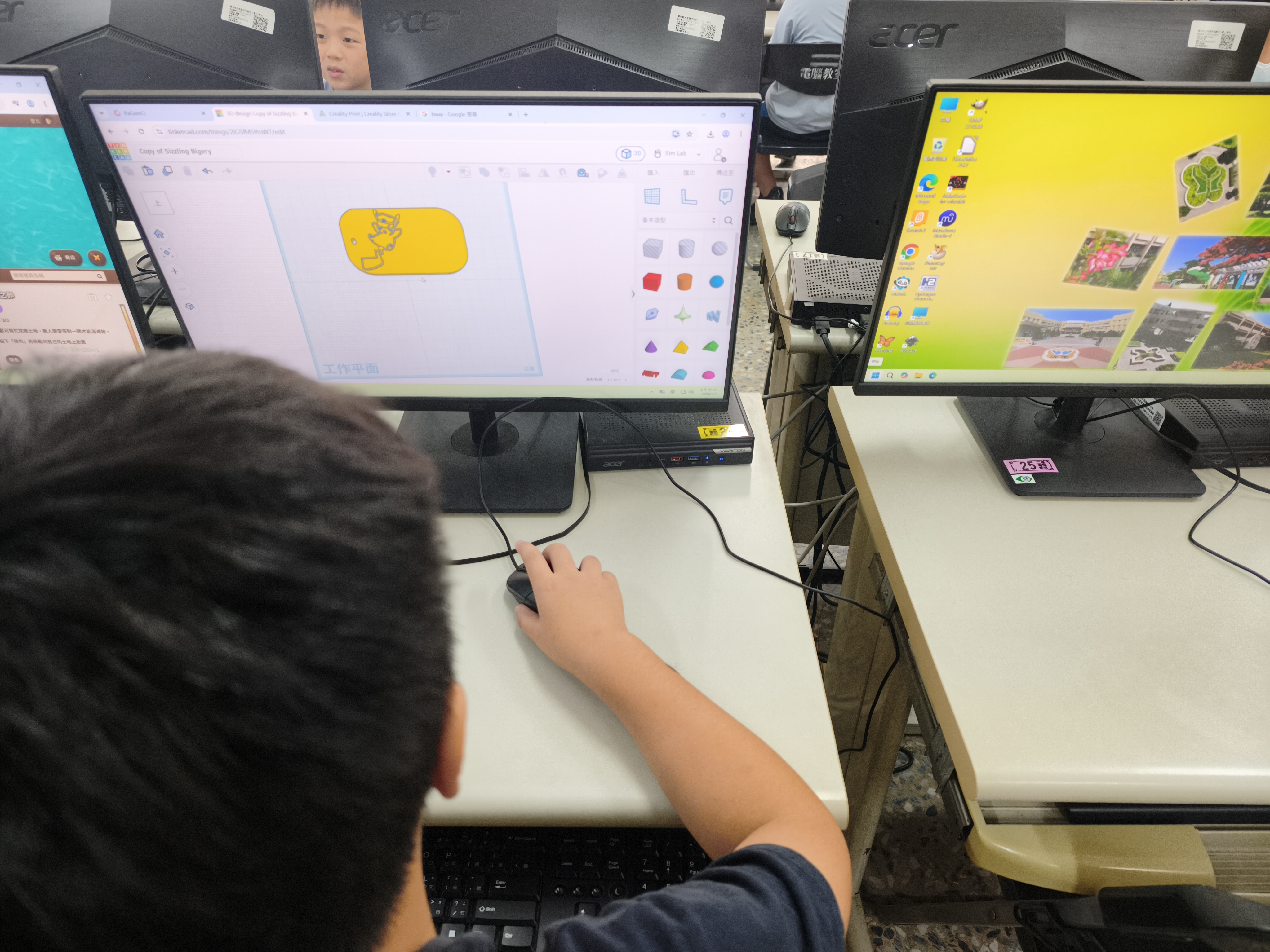 學生在名牌中加入 SVG 圖案