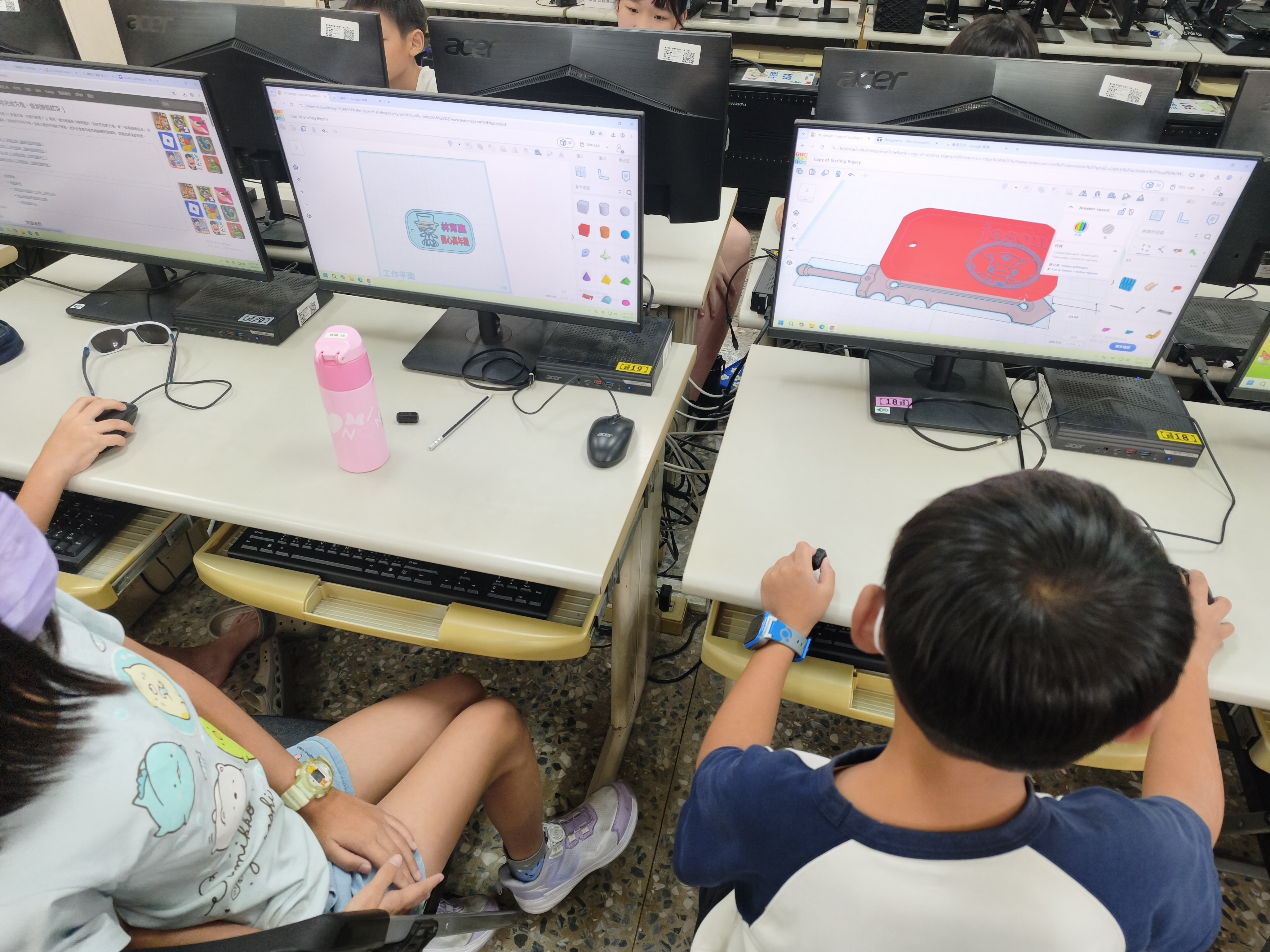 學生完成大型名牌與複合造型