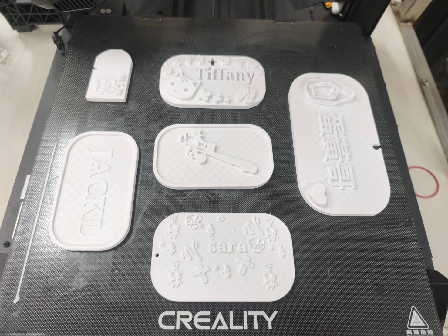 白色 3D 列印名牌成果