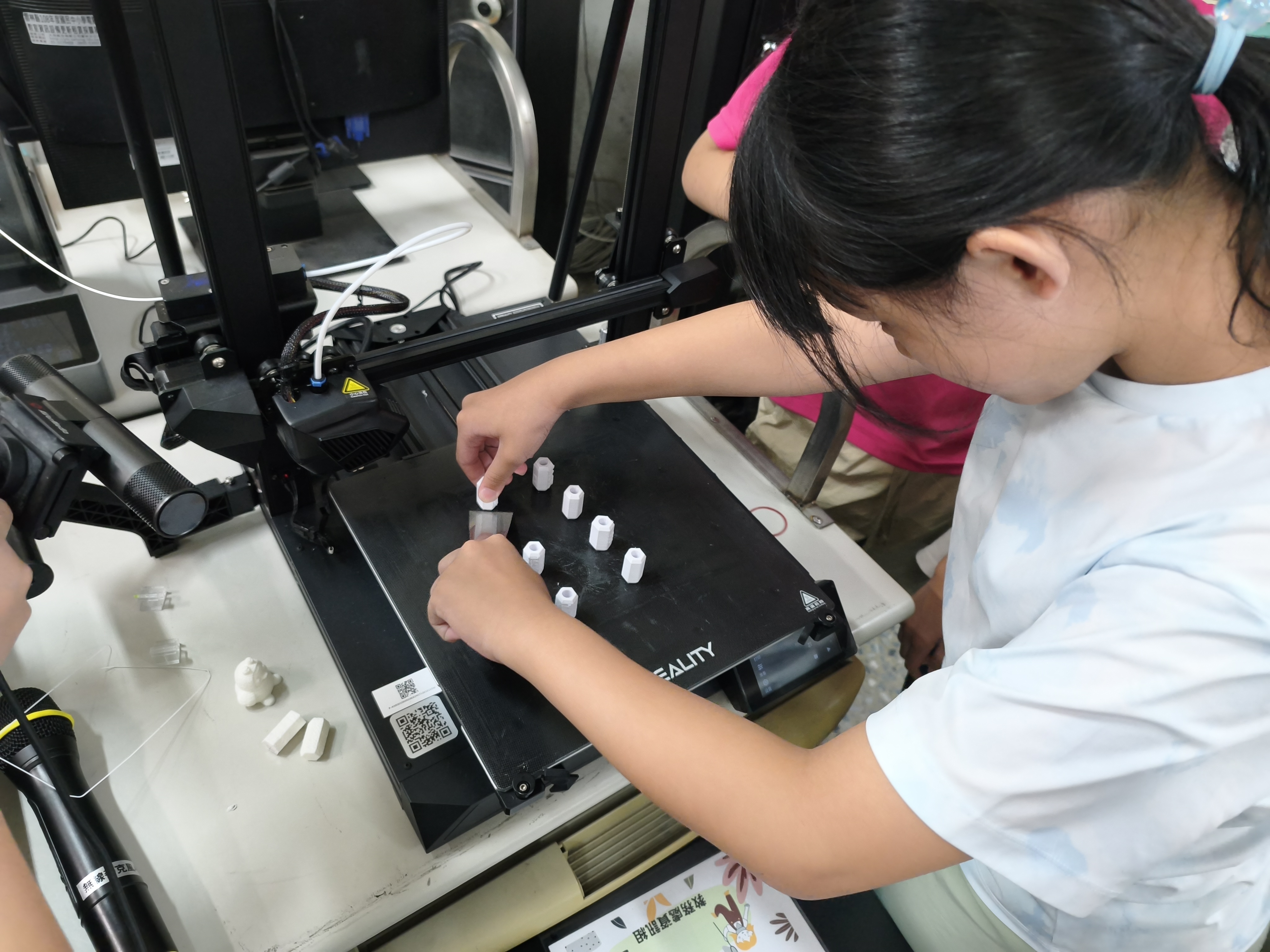 學生整理白色 3D 列印筆蓋