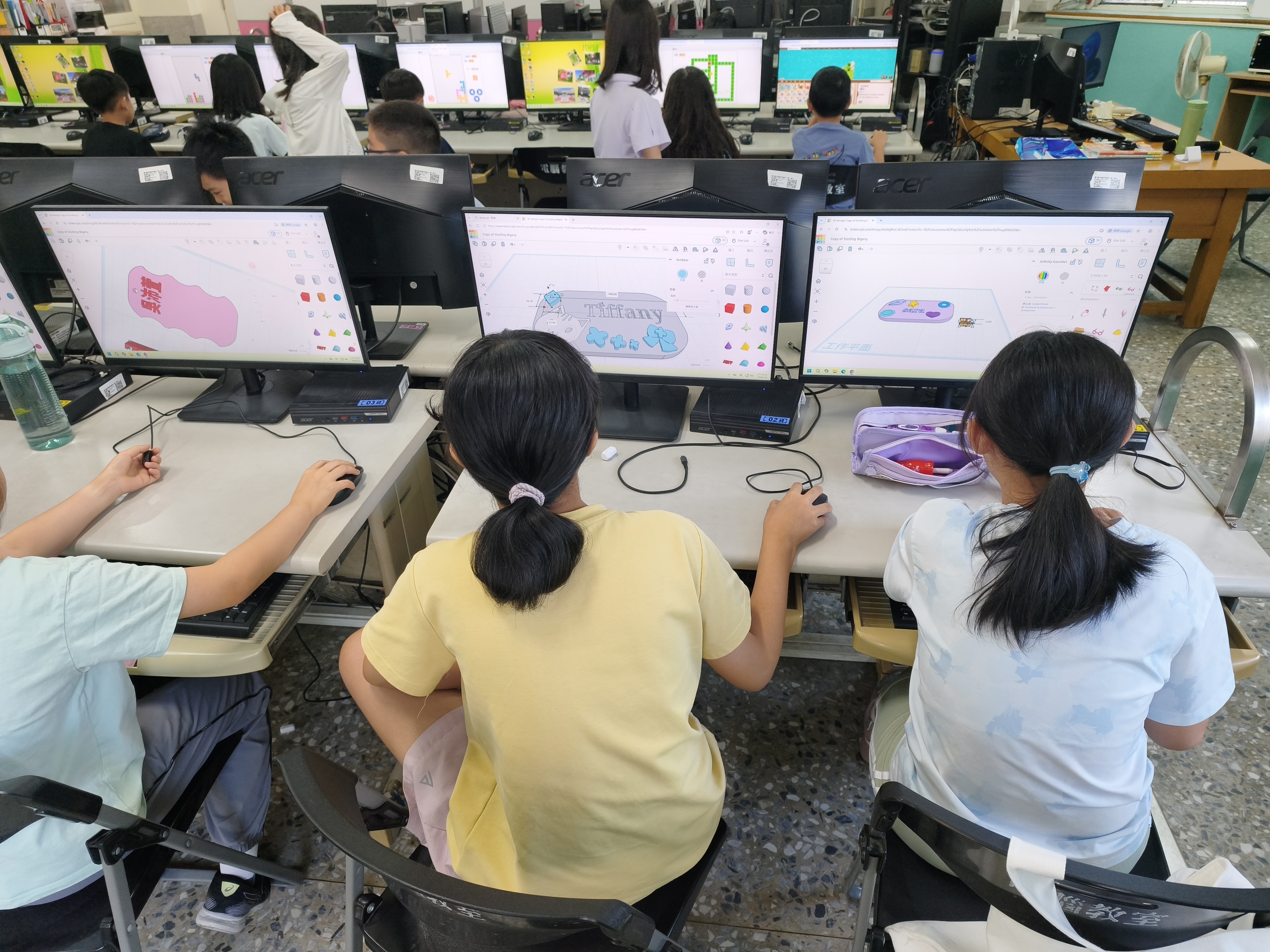 學生同步完成名牌設計