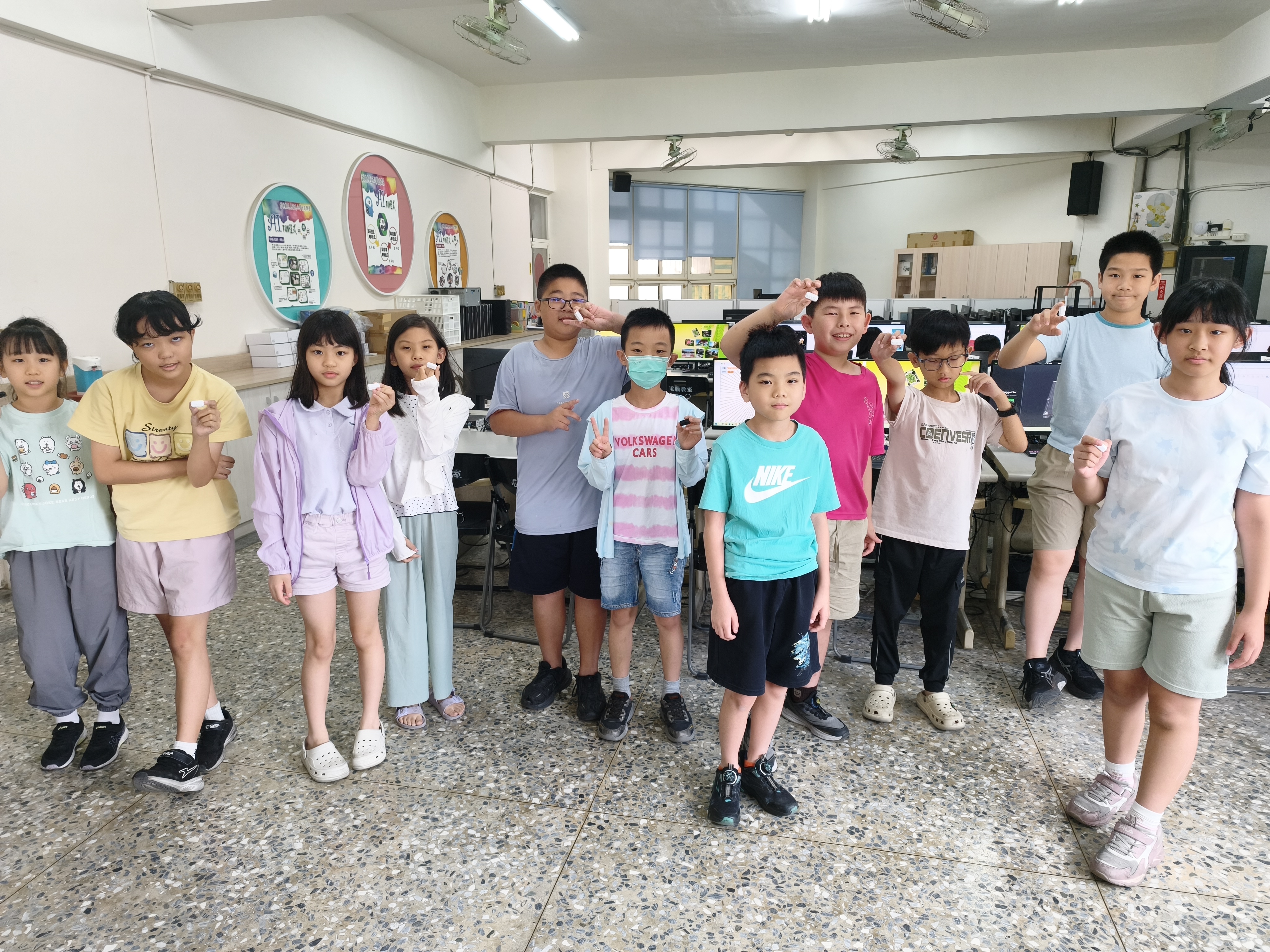 學生展示自己的白色筆蓋成果