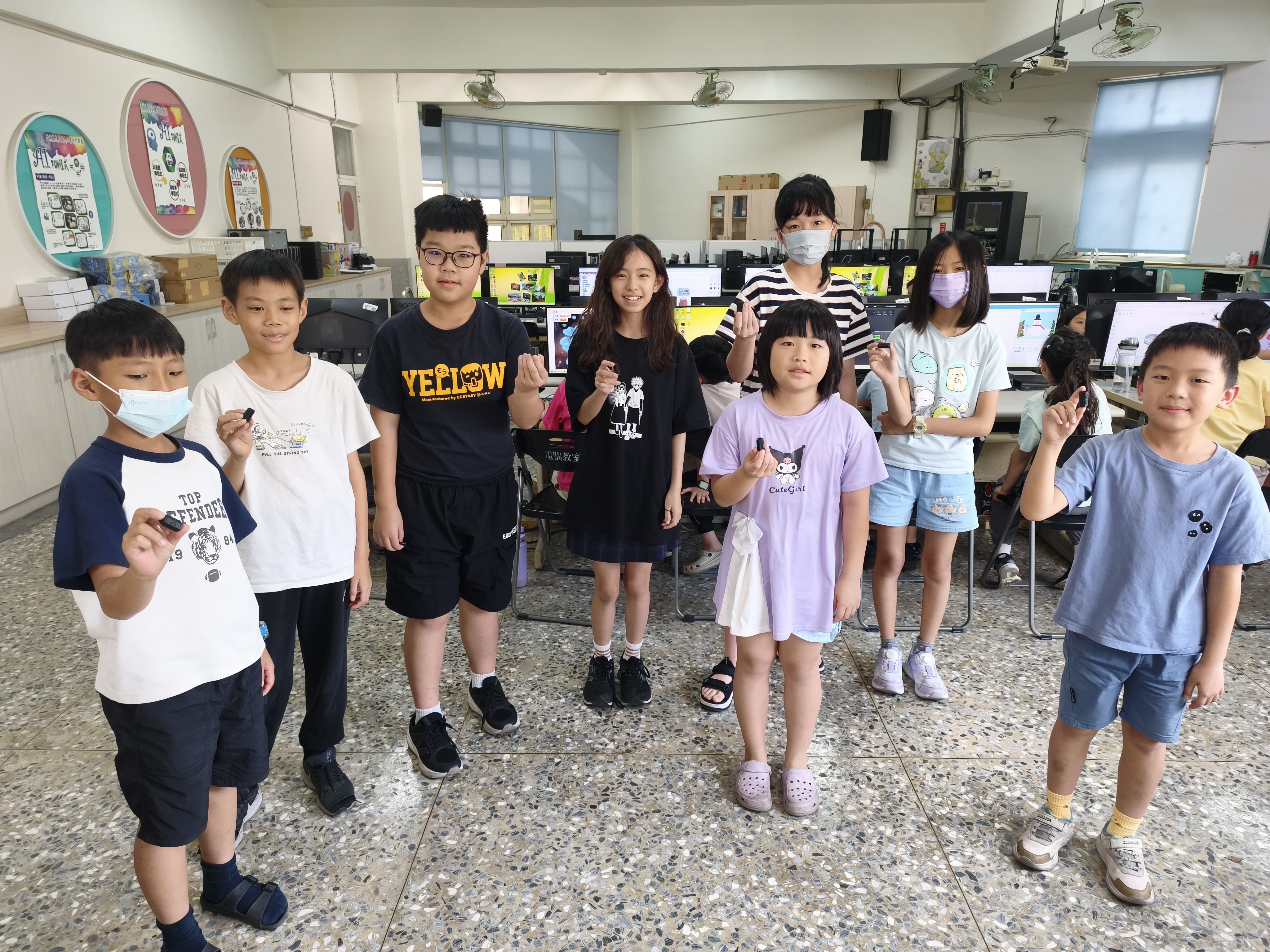 學生展示自己的黑色筆蓋成果