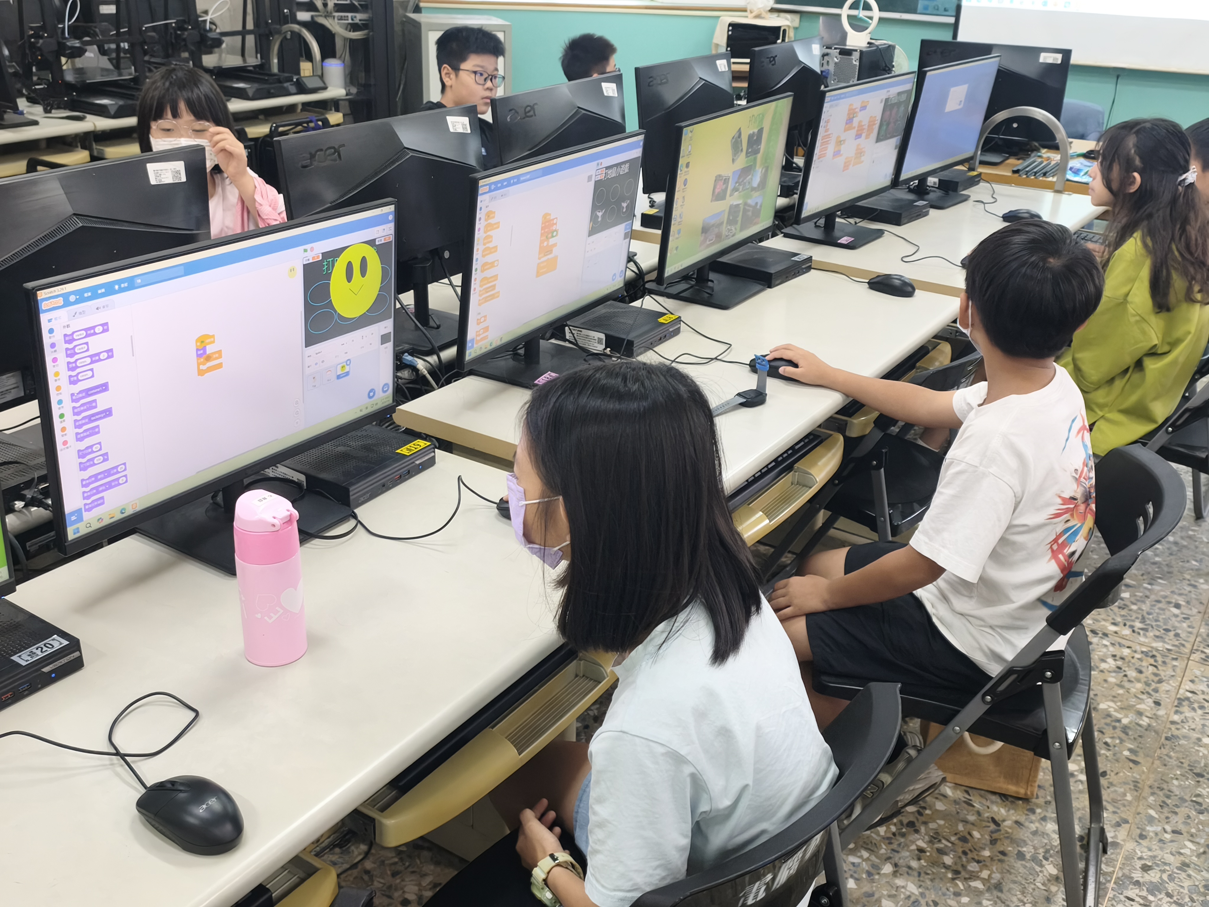 學生完成打地鼠互動設計