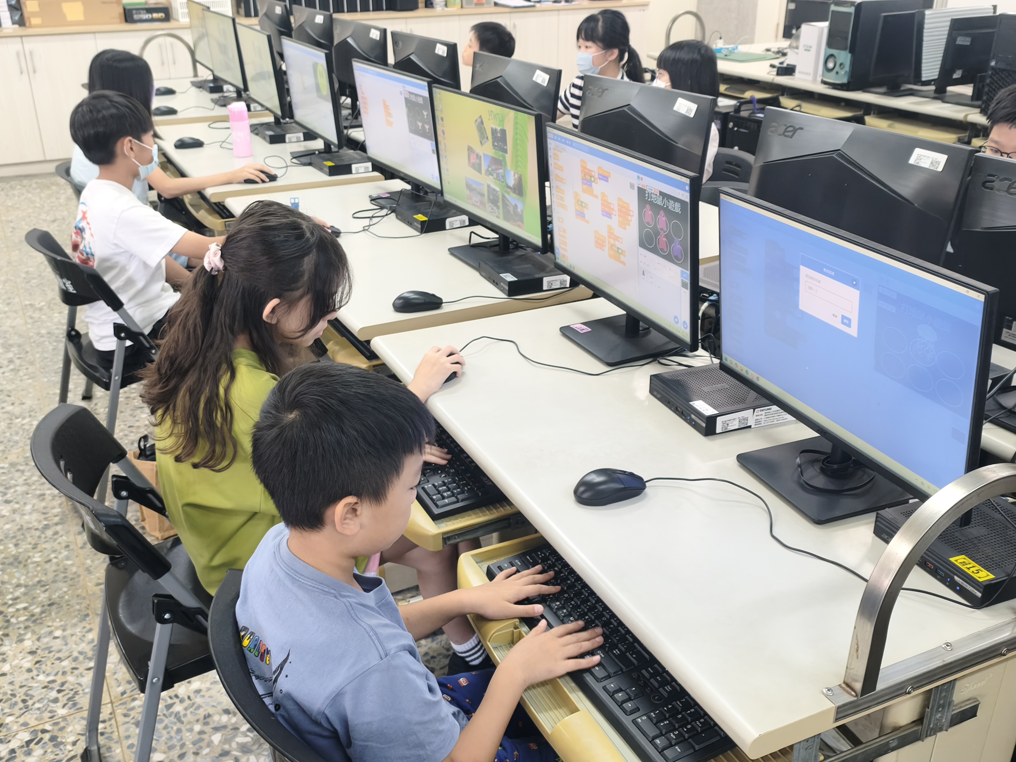 學生操作 Scratch 打地鼠作品