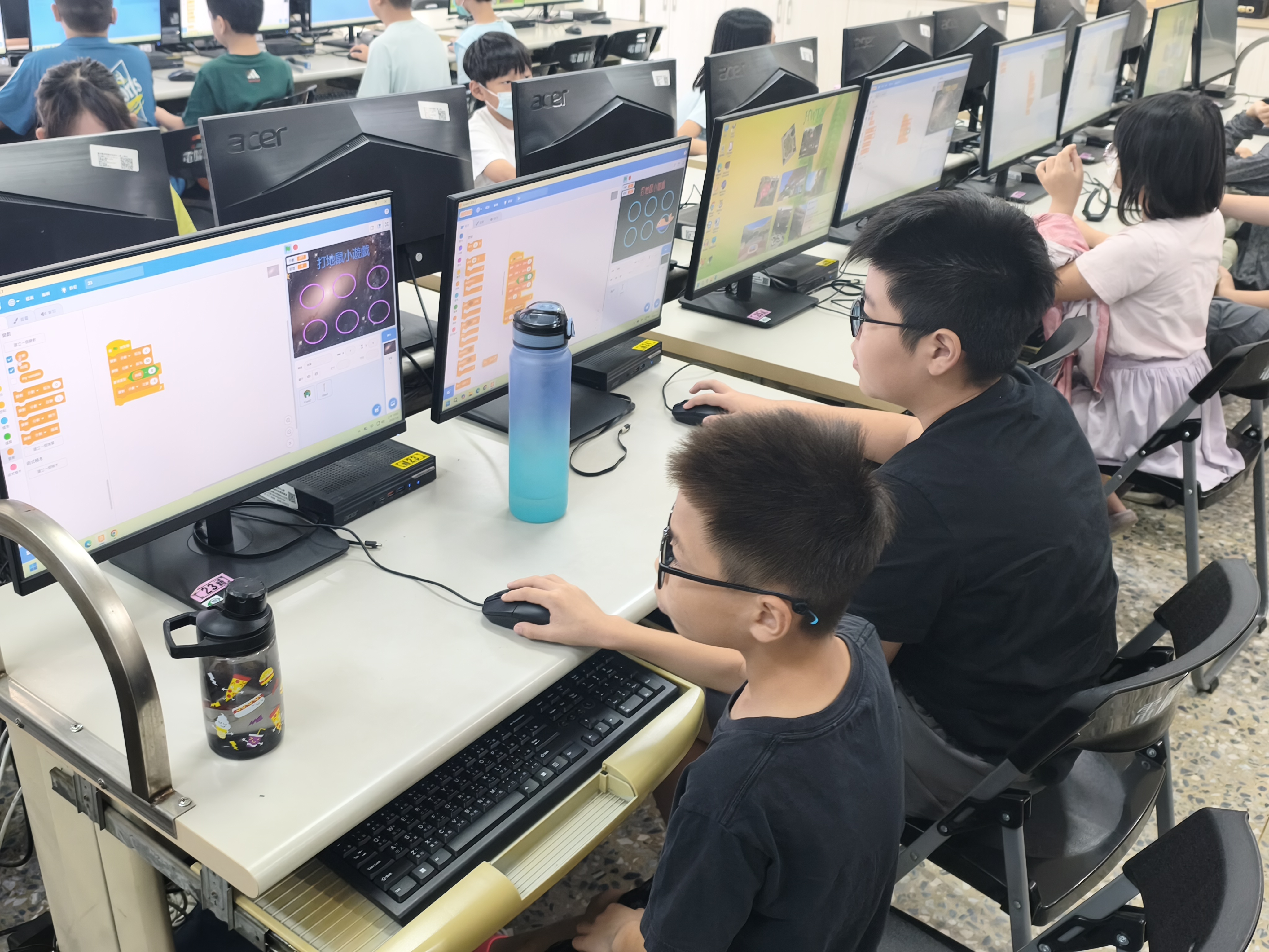 學生展示打地鼠作品畫面