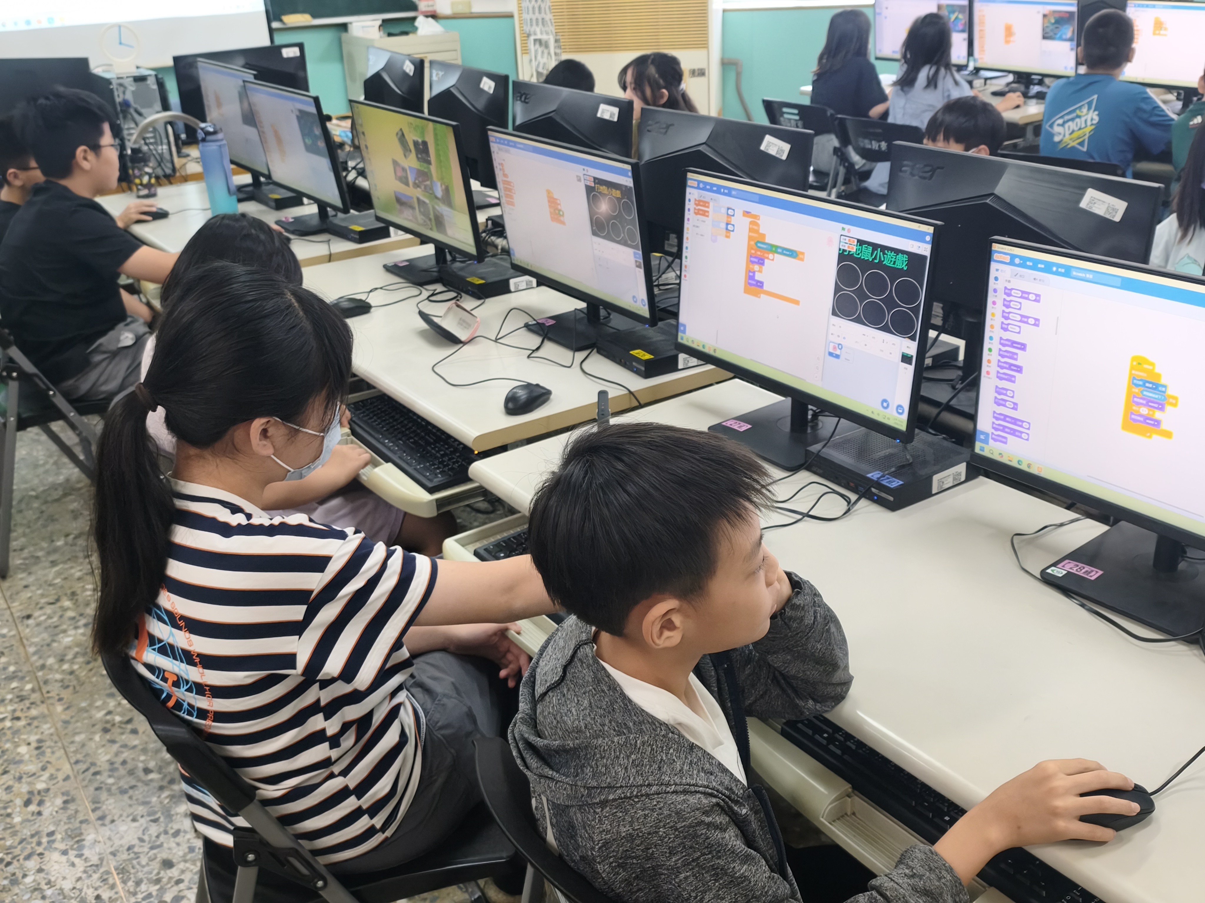 學生持續調整打地鼠程式