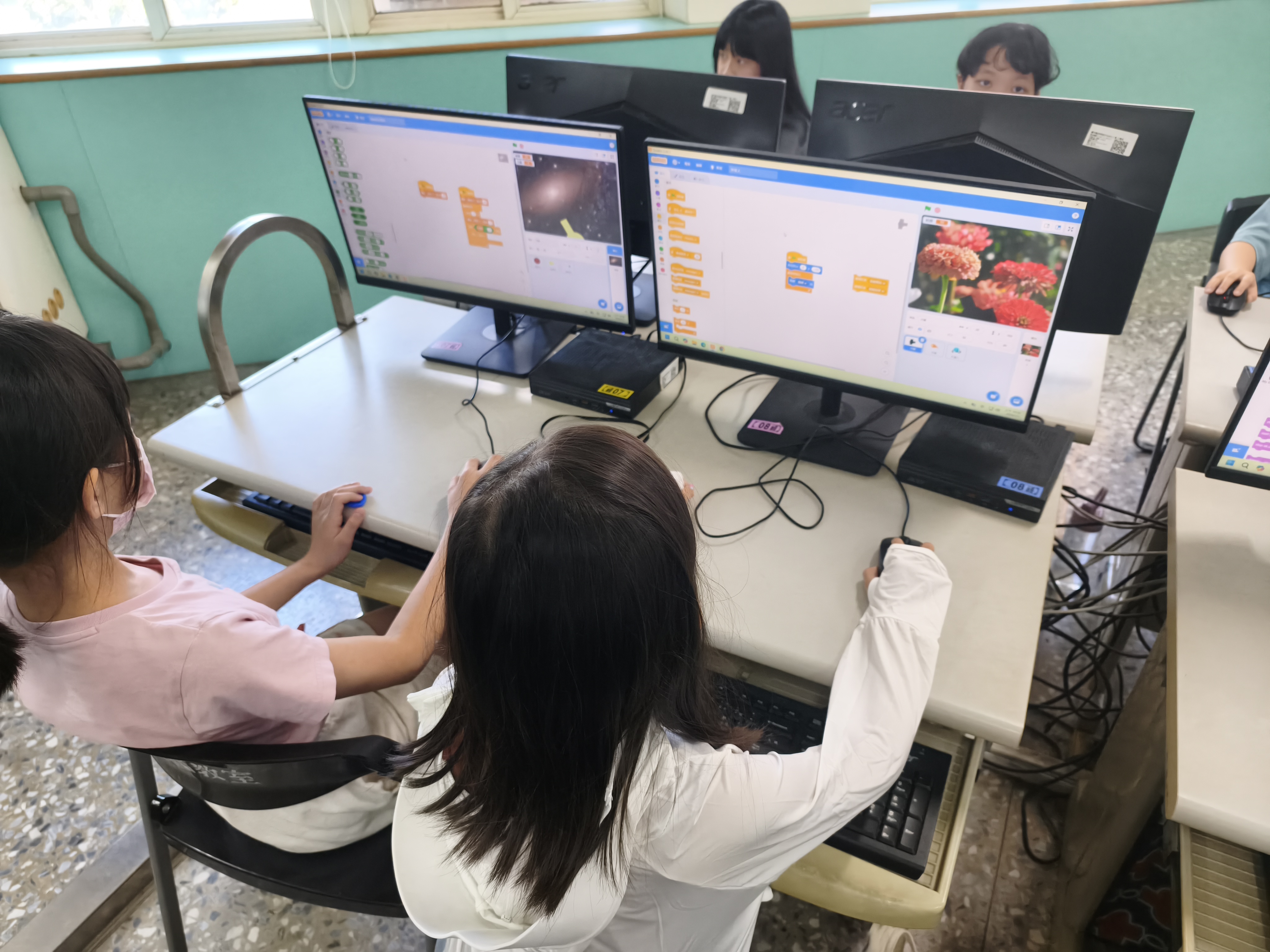 學生操作 Scratch 射擊外星人作品
