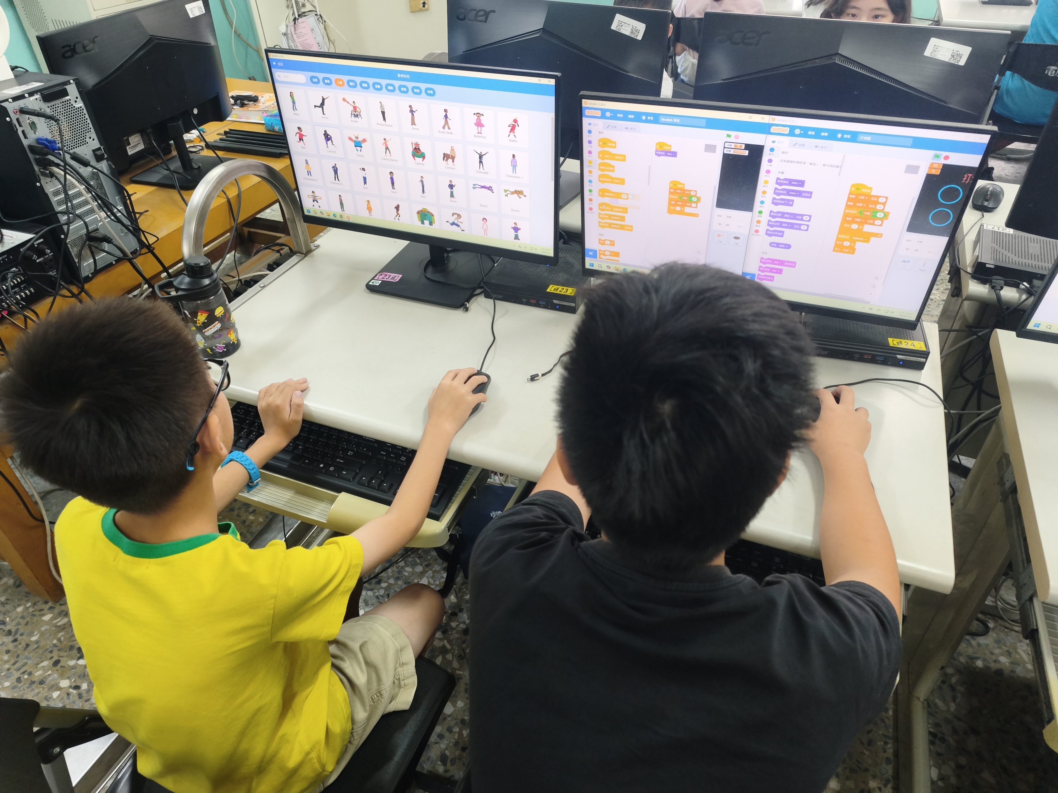 學生挑選 Scratch 角色並設計射擊遊戲