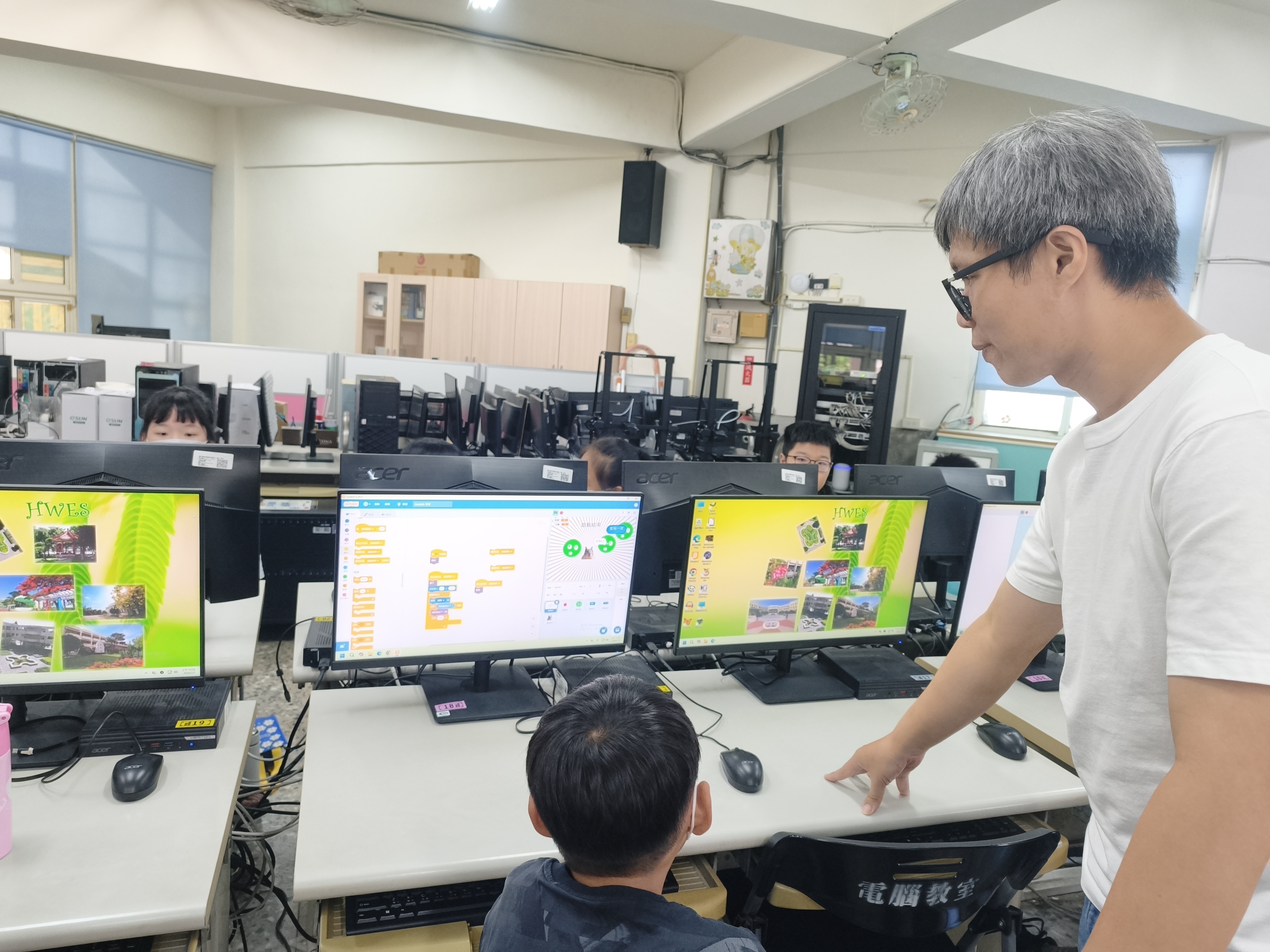 教師個別指導學生修正 Scratch 程式
