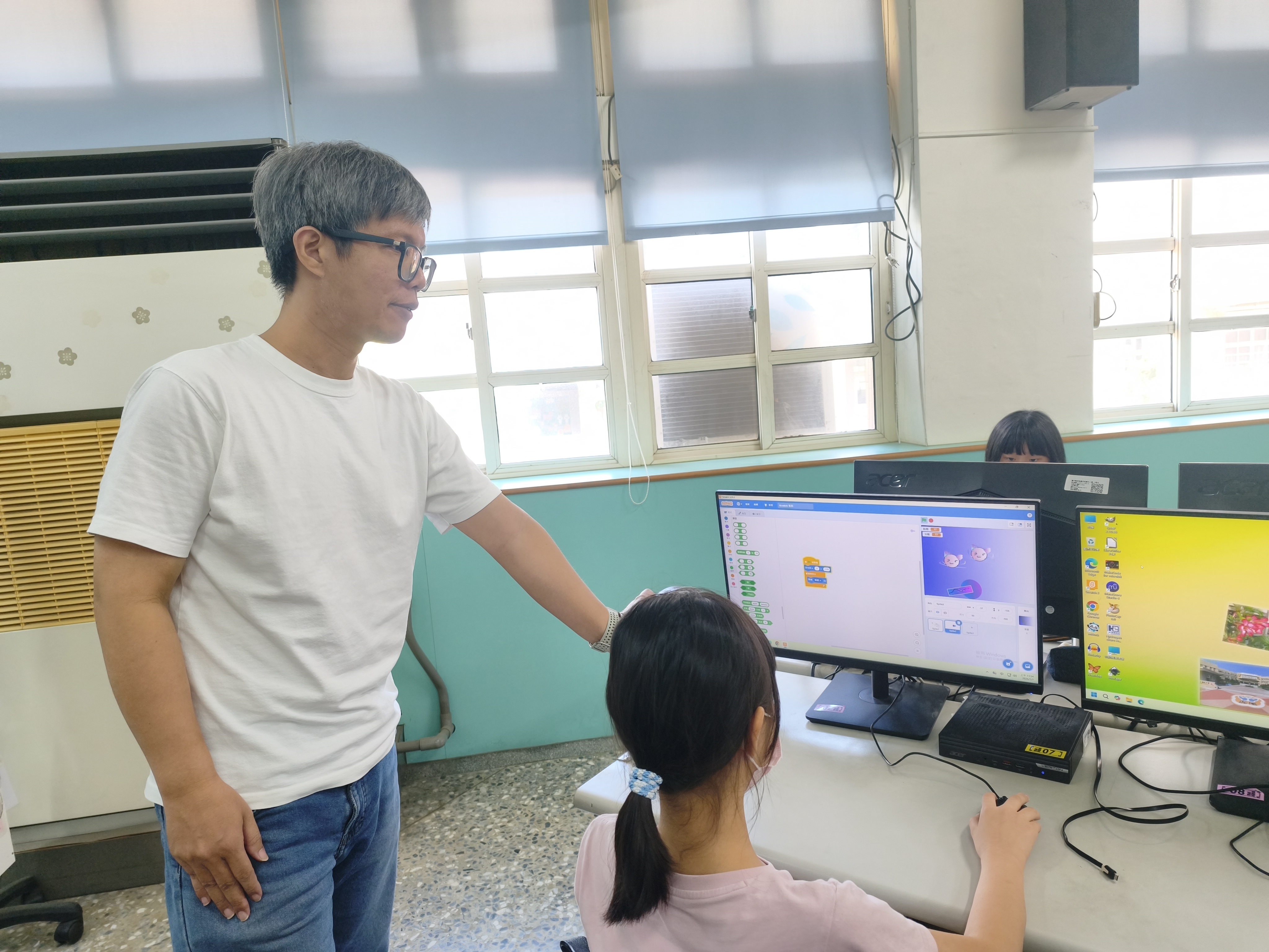 學生完成射擊外星人遊戲並接受指導