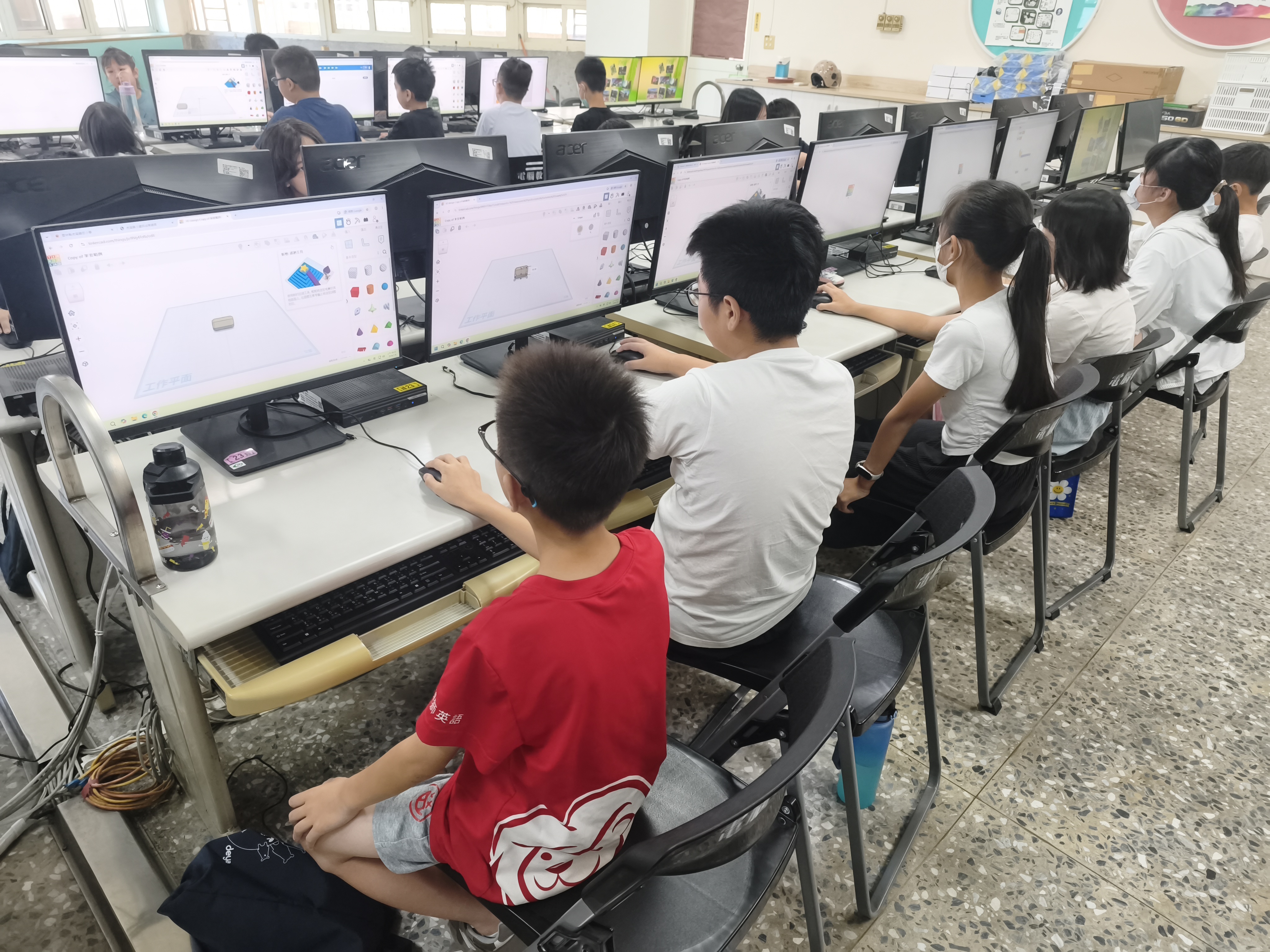學生使用 Tinkercad 建立模型