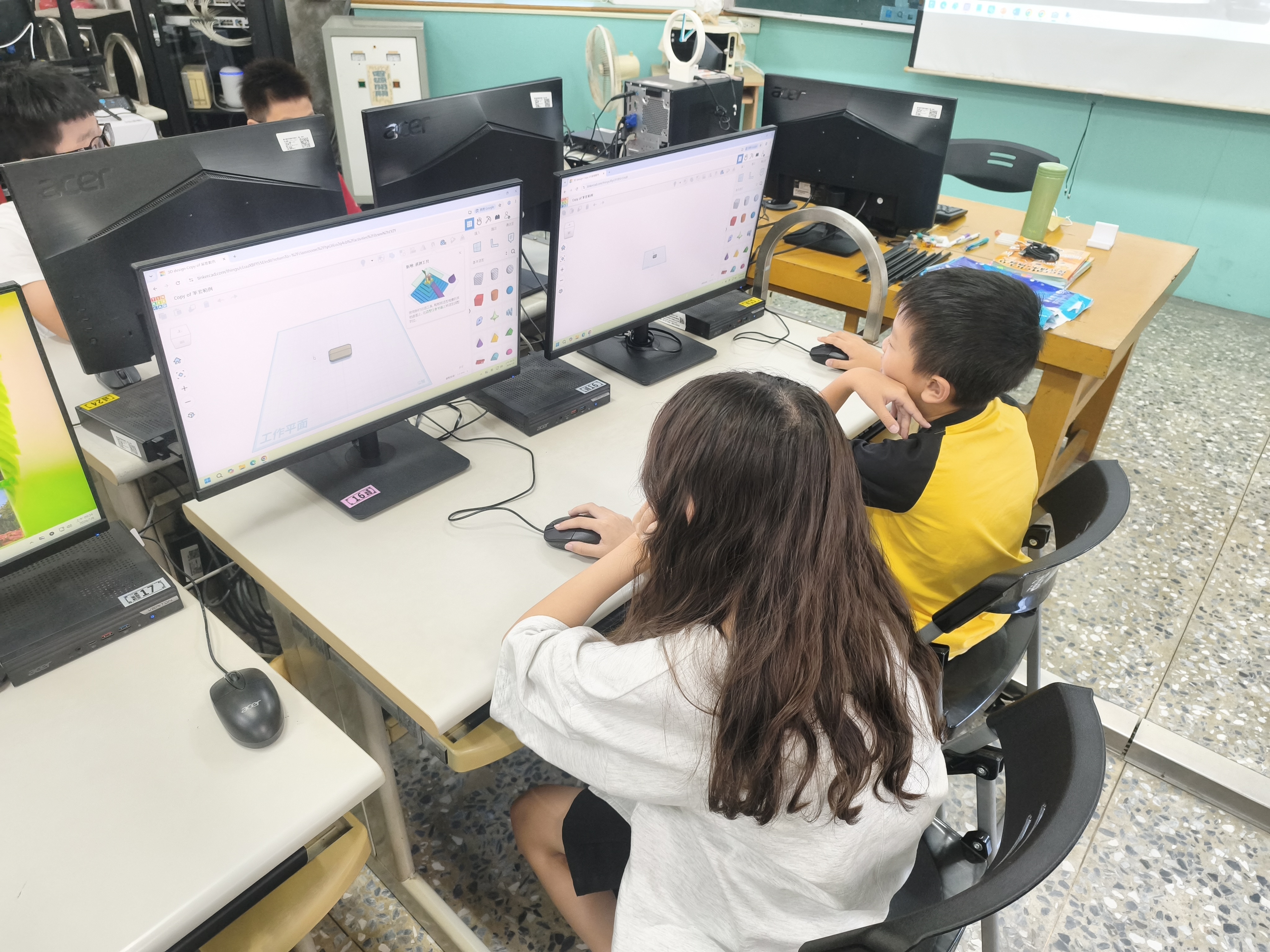 同桌學生討論模型方向與大小