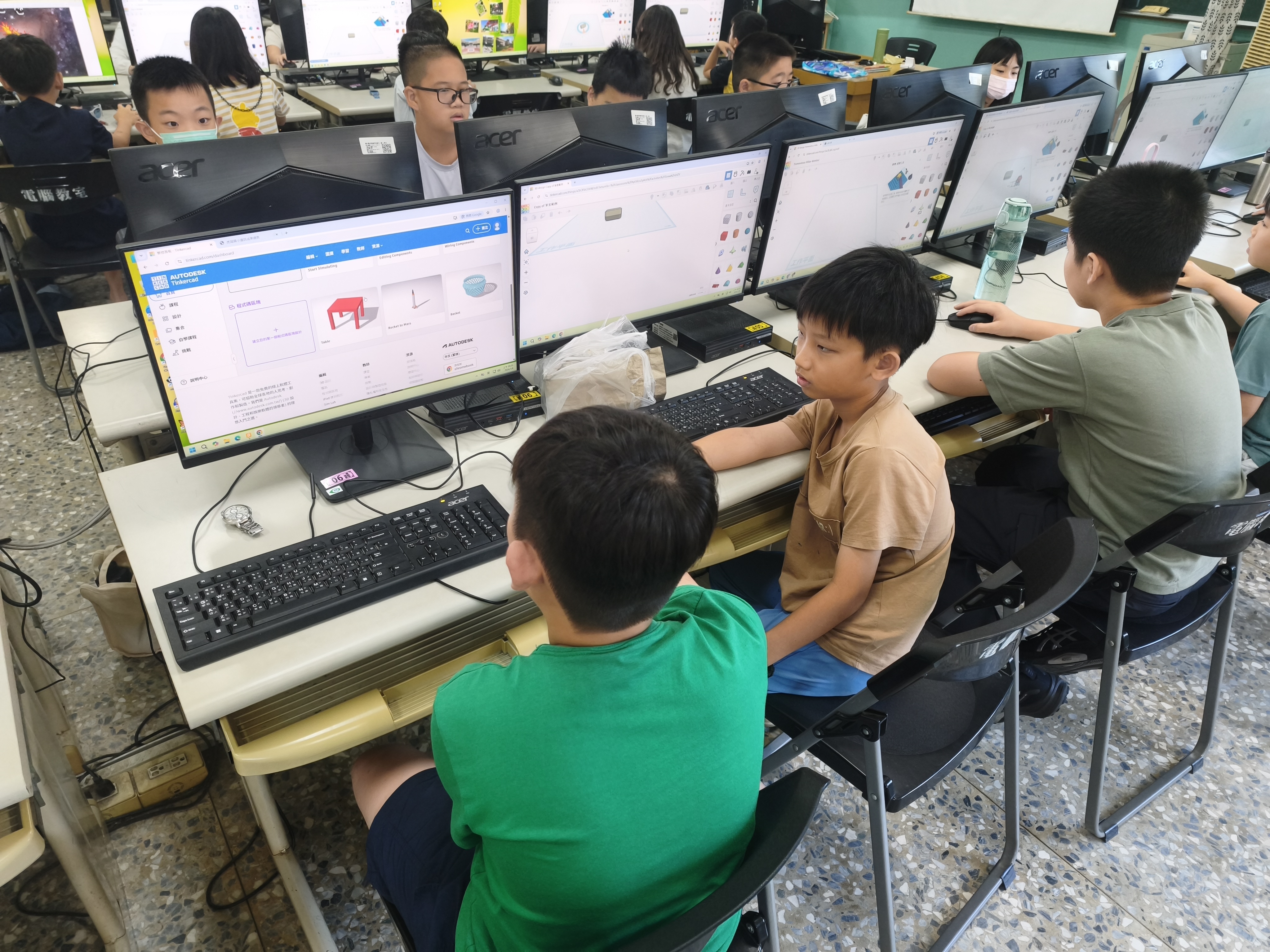 學生參考 Tinkercad 範例與筆蓋設計