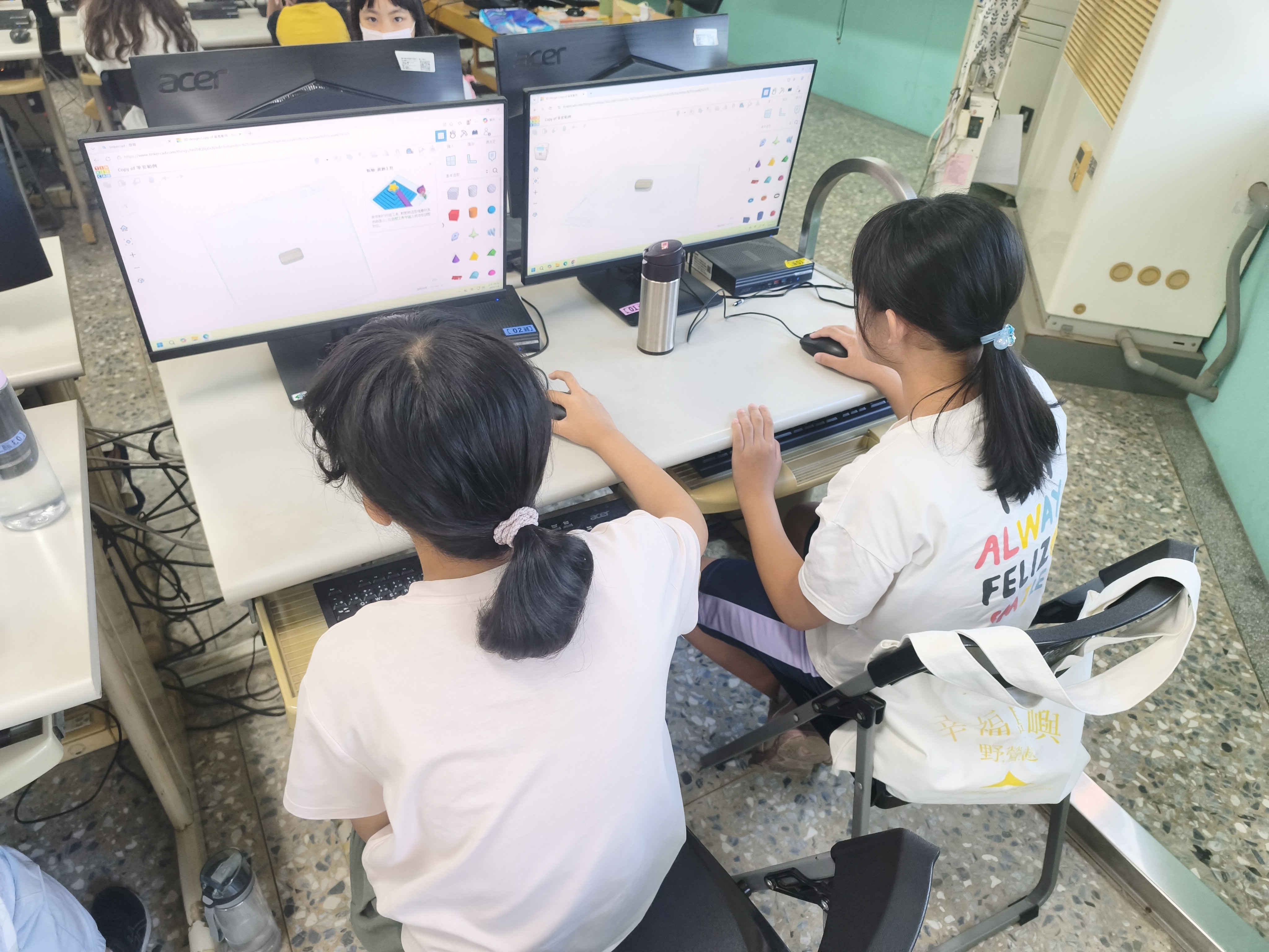 學生檢查模型孔洞