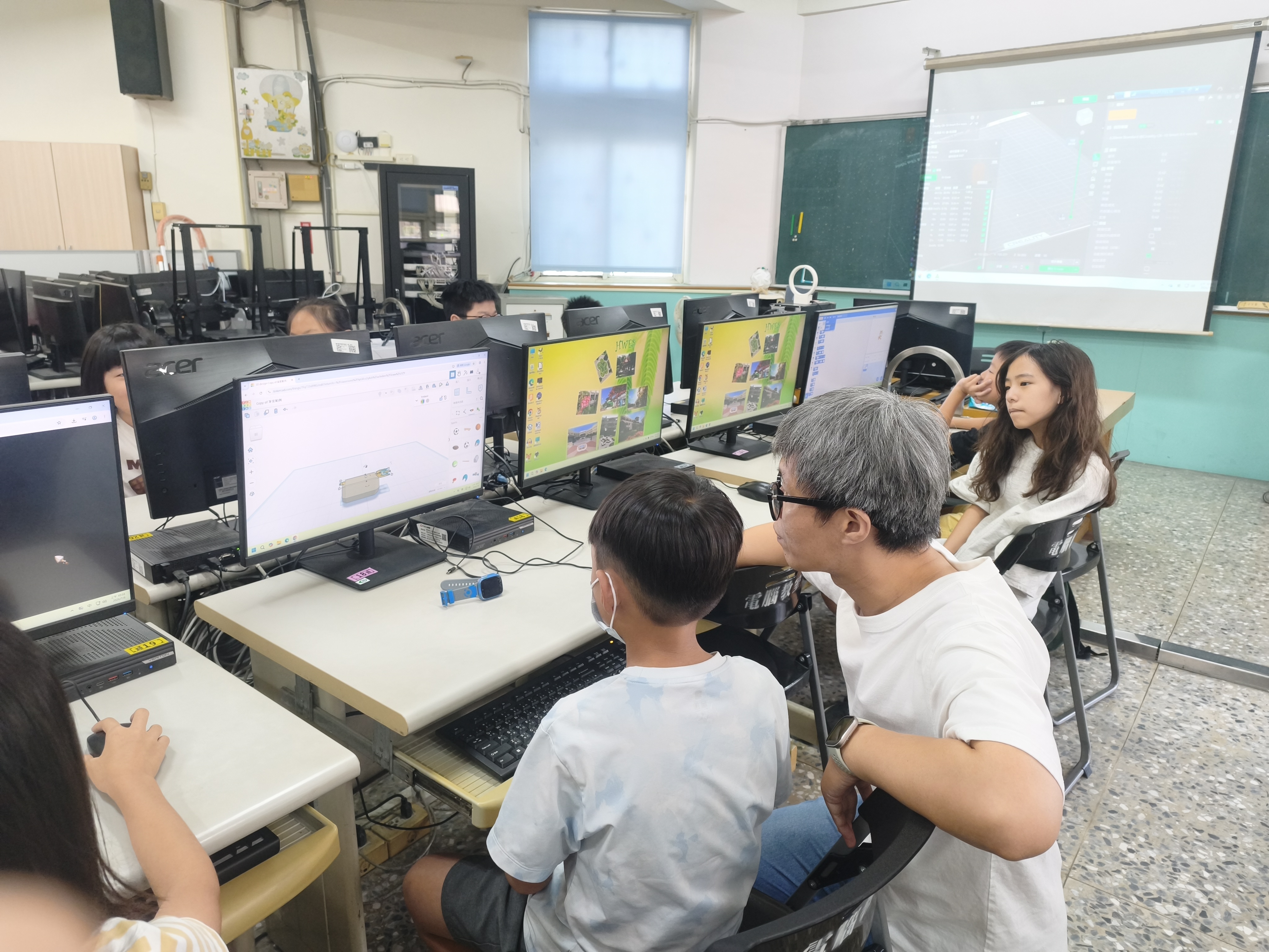 教師協助檢查學生 3D 模型