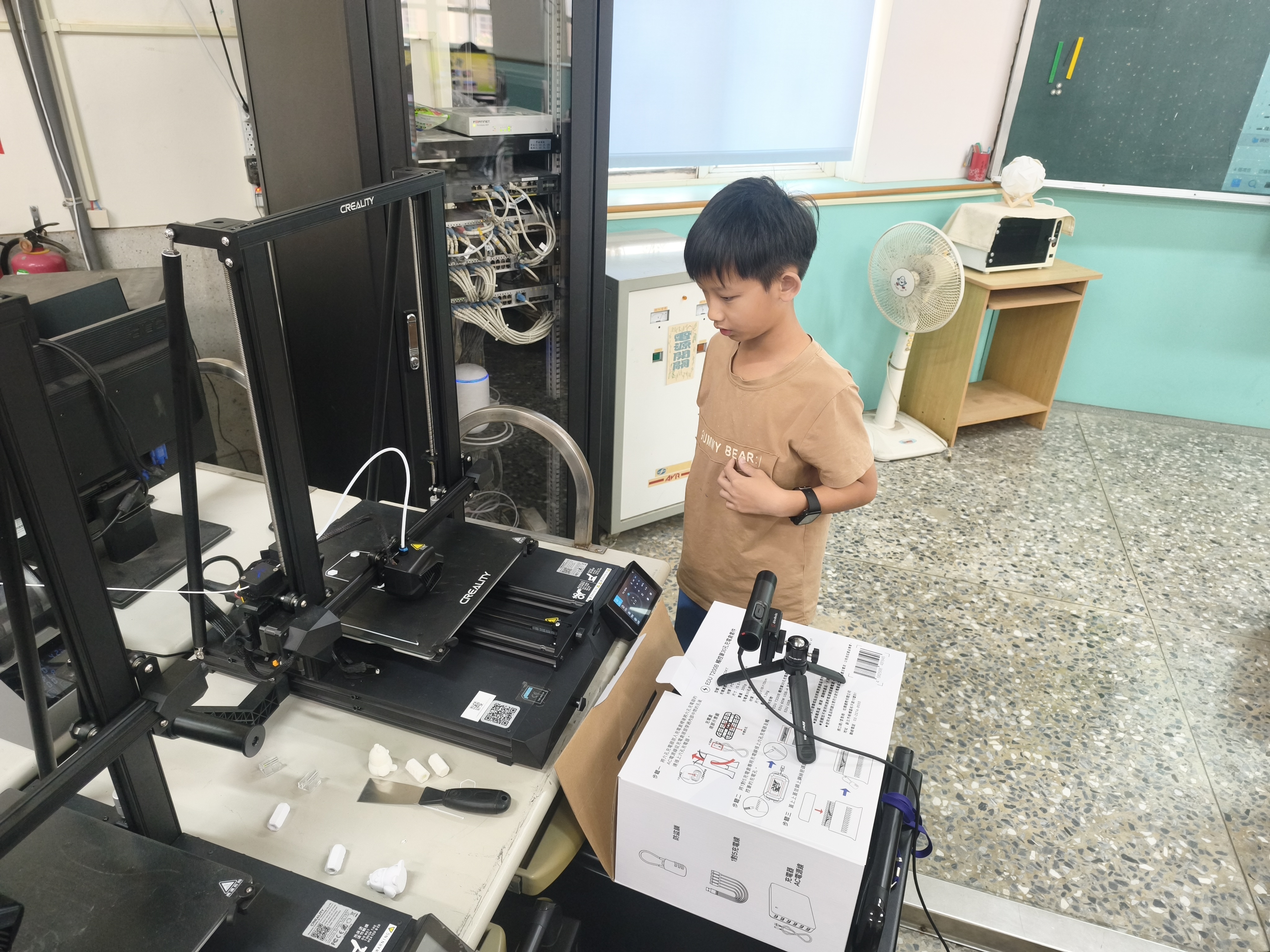 學生觀察 3D 印表機與列印樣品
