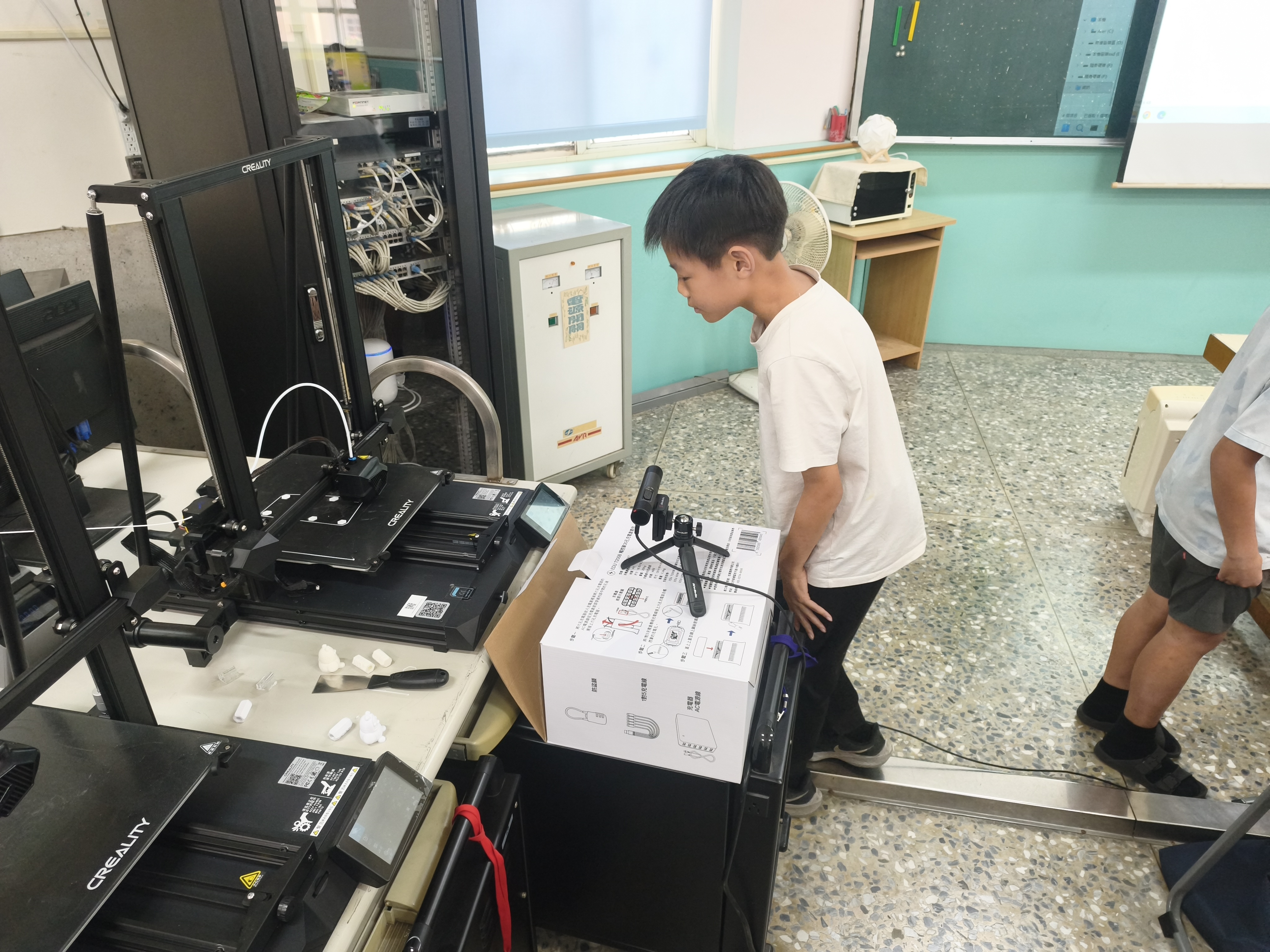 學生檢視 3D 列印成果