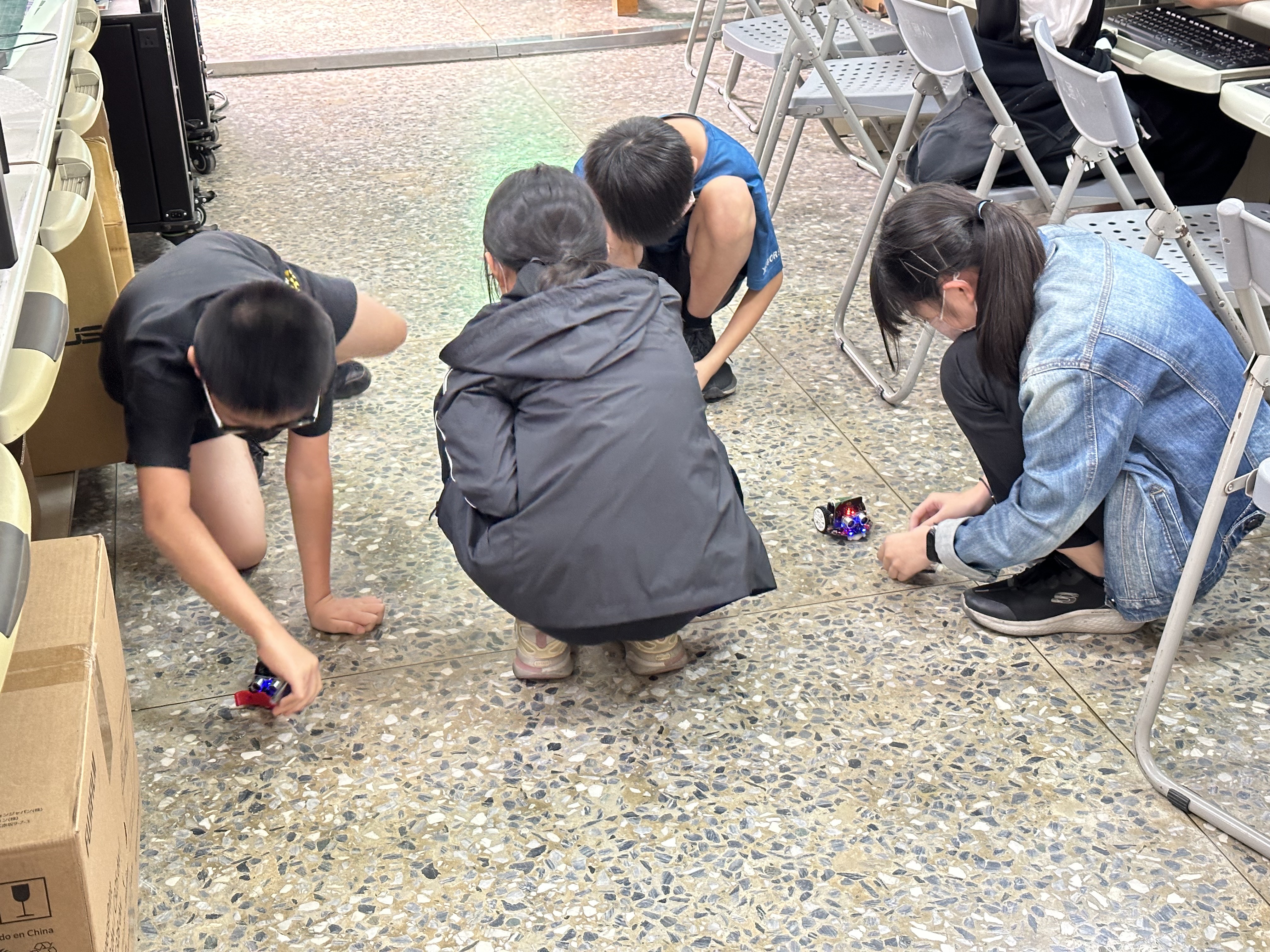 學生測試 micro:bit 小車作品
