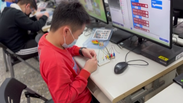 學生操作 micro:bit 電路