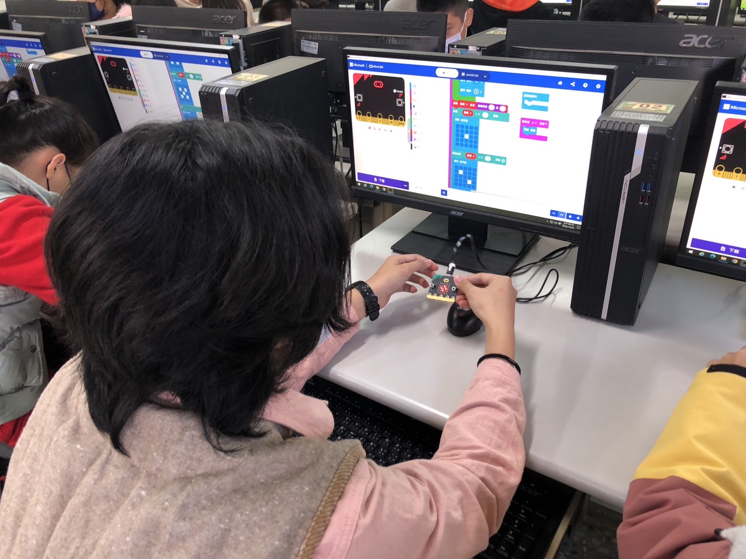 學生使用 micro:bit 編寫程式