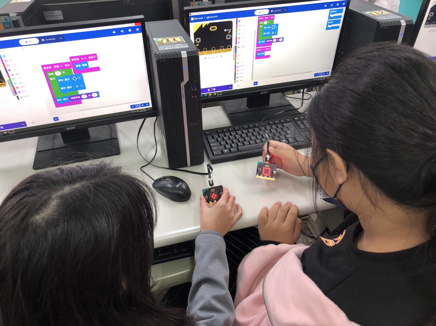 學生測試 micro:bit 程式