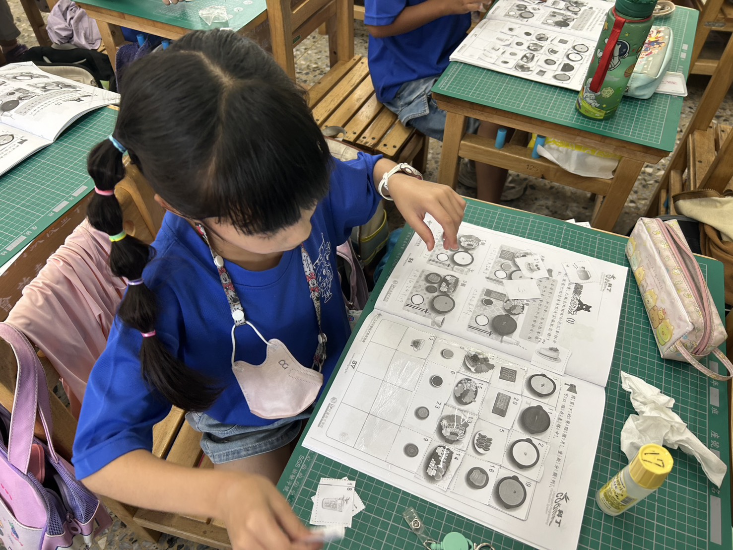 不插電課程學生操作紙本任務